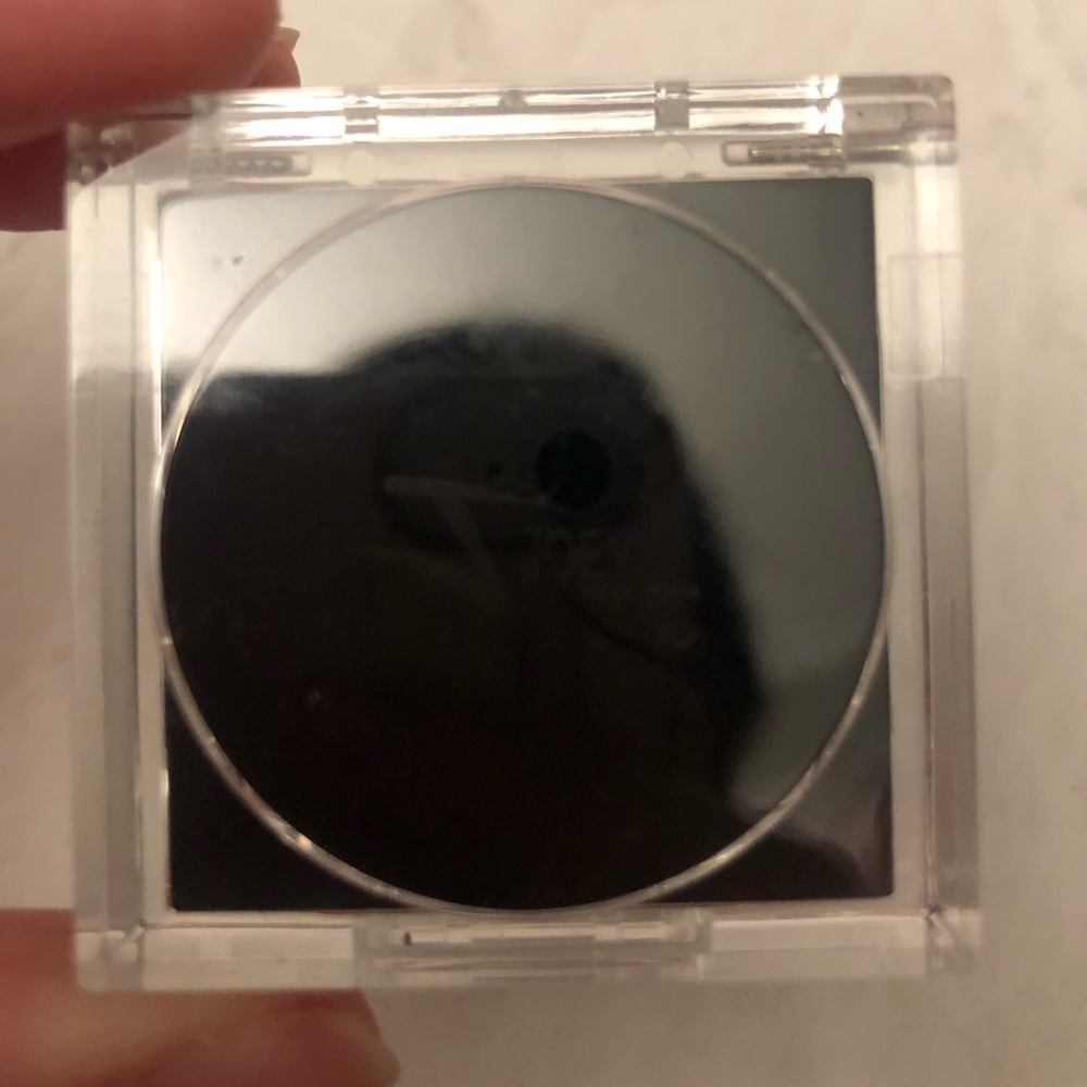 Joey Eye Might eye shading powder in black